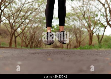 primo piano di scarpe nere da running. bali park Foto Stock