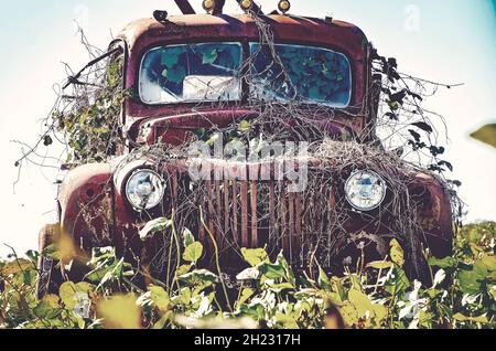 Un antico furgone americano Lafrance degli anni '40 si trova in un campo sull'autostrada 98, 16 ottobre 2021, a Fairhope, Alabama. Foto Stock