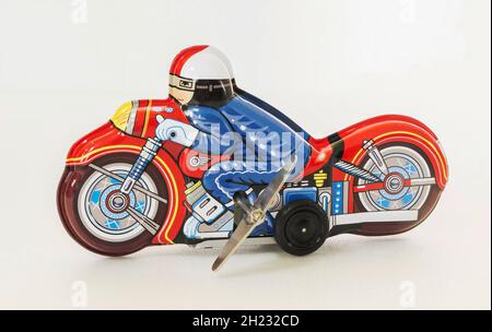 Vintage tin giocattolo moto , tin giocattolo moto, isolato bianco Foto Stock