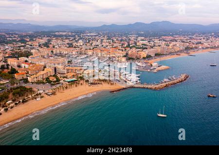 Vista aerea della zona costiera di Frejus con vista sul porto turistico, Francia Foto Stock