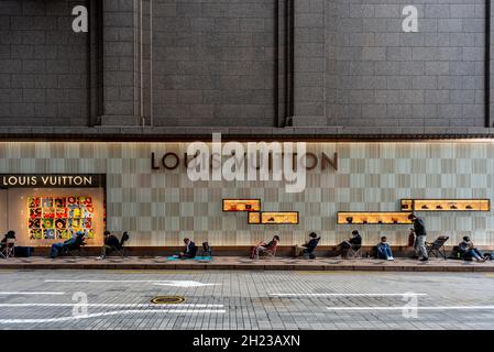 Le persone in coda in attesa di entrare nel negozio di lusso Louis Vuitton a Shinsegae a Seoul, Corea del Sud, il 5 settembre 2021 Foto Stock