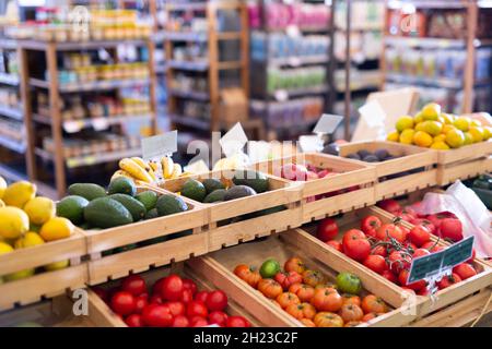 Verdure fresche e frutta al banco del supermercato Foto Stock