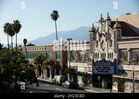 San Bernardino, California, USA - 10 ottobre 2021: Il sole nel tardo pomeriggio splende sullo storico Teatro della California nel centro di San Bernardino. Foto Stock