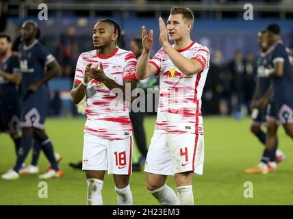 Parigi, Francia, 19 ottobre 2021, Christopher Nkunku, Willi Orban di RB Leipzig saluta i loro tifosi dopo la UEFA Champions League Group Una partita di calcio tra Paris Saint-Germain (PSG) e RB Leipzig il 19 ottobre 2021 allo stadio Parc des Princes di Parigi, Francia - Foto: Jean Catuffe/DPPI/LiveMedia Foto Stock