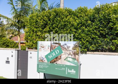 Australia casa di Sydney venduta con agenzia immobiliare marketing board fuori dalla proprietà, Sydney, Australia Foto Stock