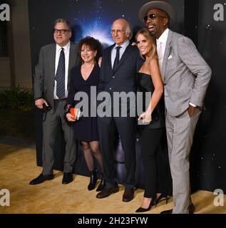 Los Angeles, Stati Uniti. 19 Ott 2021. LOS ANGELES, STATI UNITI. 19 ottobre 2021: Jeff Garlin, Susie Essman, Larry David, Cheryl Hines & J.B. Smoove alla prima stagione per HBOs 'limitare il vostro entusiasmo' al Paramount Studios. Picture Credit: Paul Smith/Alamy Live News Foto Stock