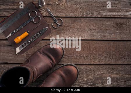 Borsa in pelle. Lavoro di un artigiano in un'officina. Vista dall'alto Foto Stock