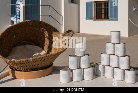 Colonia de Sant Jordi, Spagna; ottobre 11 2021: Esposizione con prodotti della saleria artigianale Flor de SAL Des Trenc, un pomeriggio soleggiato. Situato Foto Stock