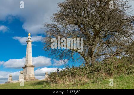 Un'area di bellezza naturale, un solo albero di fronte al monumento, eretto 1904 per ricordare i 148 uomini locali uccisi nel conflitto in Sudafrica, overl Foto Stock