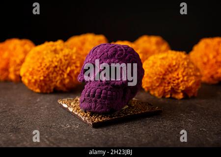 cranio messicano fatto di cioccolato. In Messico cultura chiamata 'calaverita de azucar' e Cempasuchil fiori o Marigold. Tradizionalmente usato in altari per Foto Stock