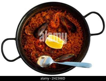 Paella di pesce con cozze, calamari e gamberi Foto Stock