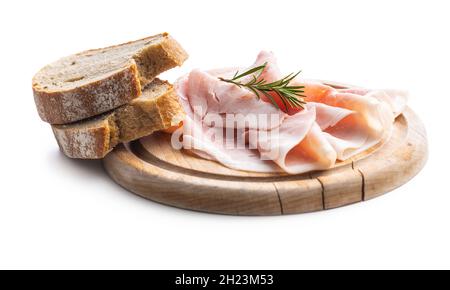 Prosciutto di maiale a fette sul tagliere isolato su sfondo bianco. Foto Stock