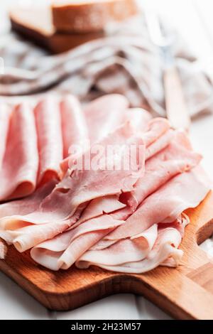Prosciutto di maiale a fette sul tagliere. Foto Stock