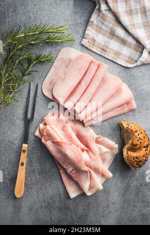 Prosciutto di maiale a fette sul tavolo da cucina. Vista dall'alto. Foto Stock