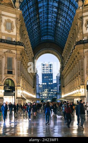 Famosa Galleria Vittorio Emanuele II in Piazza del Duomo. Persone nel centro commerciale di lusso. Belle arcate a volta in vetro e cupola. Popolare turistico Foto Stock