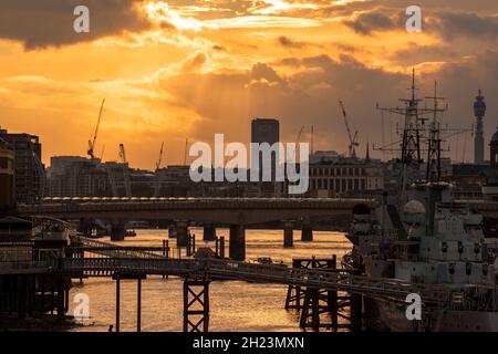 Tramonto sul Tamigi, catturato da Tower Bridge, Londra Inghilterra Regno Unito Foto Stock