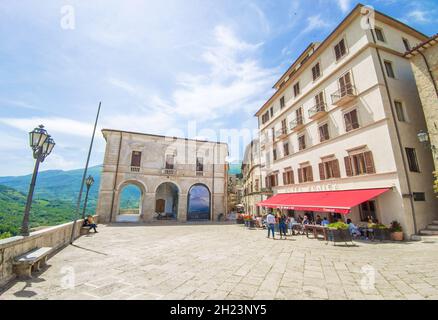 Civitella del Tronto - il borgo medievale turistico in provincia di Teramo, in Abruzzo, con antico castello fortificato in pietra del regno di Borbone Foto Stock