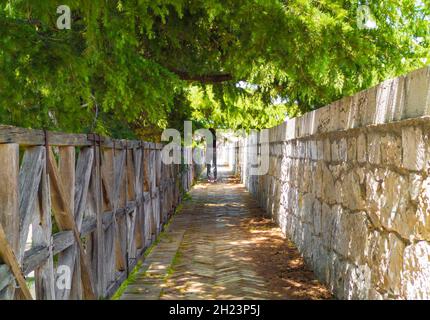 Civitella del Tronto - il borgo medievale turistico in provincia di Teramo, in Abruzzo, con antico castello fortificato in pietra del regno di Borbone Foto Stock