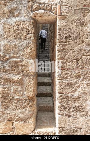 Civitella del Tronto - il borgo medievale turistico in provincia di Teramo, in Abruzzo, con antico castello fortificato in pietra del regno di Borbone Foto Stock