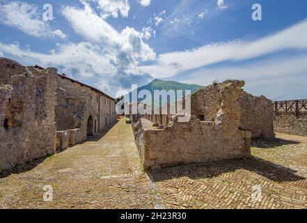 Civitella del Tronto - il borgo medievale turistico in provincia di Teramo, in Abruzzo, con antico castello fortificato in pietra del regno di Borbone Foto Stock