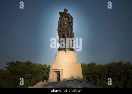 Sowjetisches Ehrenmal, Treptower Park, Treptow, Treptow-Köpenick, Berlino, Deutschland Foto Stock