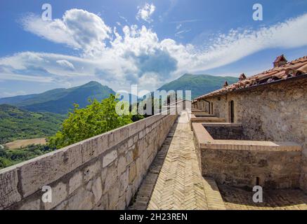 Civitella del Tronto - il borgo medievale turistico in provincia di Teramo, in Abruzzo, con antico castello fortificato in pietra del regno di Borbone Foto Stock