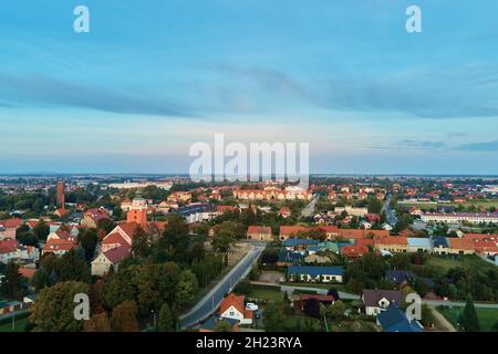 Vista aerea della vecchia città europea. Piccolo paesaggio urbano Foto Stock