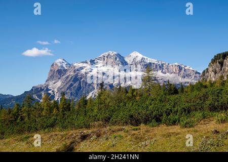 Gruppo montuoso Tofana con la vetta più alta Tofana di Rozes. Dolomiti Alp Mountains, Belluno Province, Dolomiti Alps, Italy Foto Stock