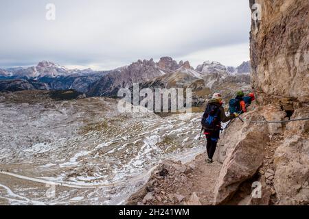 Persone che si arrampicano su una via ferrata in montagna. Avventura in montagna. Parco Nazionale tre Cime di Lavaredo, Alpi Dolomiti, Alto Adige, Foto Stock