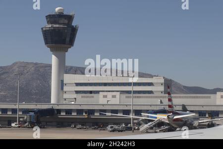 Torre di controllo dell'Aeroporto Internazionale di Atene Foto Stock