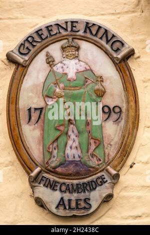 Regno Unito, Inghilterra, Cambridgeshire, Cambridge, King Street, vintage Greene King Brewery, fine Cambridge Ales segno pubblicitario in ceramica Foto Stock