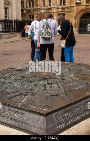 Regno Unito, Inghilterra, Cambridgeshire, Cambridge, King’s Parade, mappa del centro di braille Foto Stock