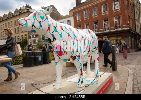 Regno Unito, Inghilterra, Cambridgeshire, Cambridge, King’s Parade, Progetto d’arte Cows on Parade, vacca ‘Strength in numbers’ di Emily Pettitt Foto Stock