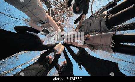 Le amiche si uniscono al centro in una giornata invernale. Foto Stock