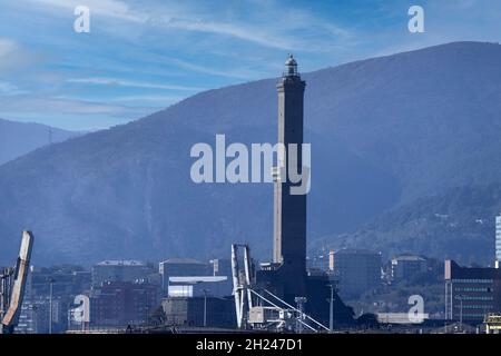 Genova lanterna simbolo della città su sfondo con cielo nuvoloso Foto Stock