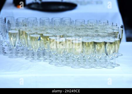 Viele gefüllte Sektgläser bei einer Feier - molti bicchieri di champagne ripieni in occasione di una festa Foto Stock