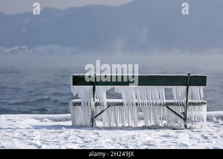 Das Vom Wind ans Ufer gepeitschte Wasser ließ Bänke, Einstiege und Geländer am Ufer des Attersees vereisen. - l'acqua schiacciata dal vento ha fatto le banche, Foto Stock