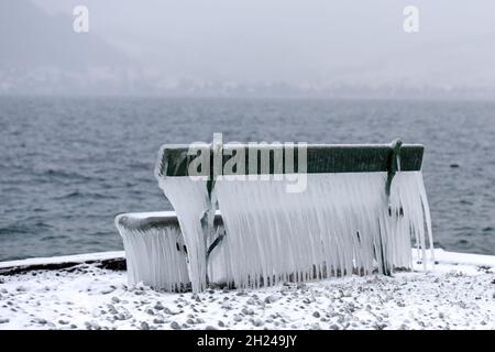 Das Vom Wind ans Ufer gepeitschte Wasser ließ Bänke, Einstiege und Geländer am Ufer des Attersees vereisen. - l'acqua schiacciata dal vento ha fatto le banche, Foto Stock