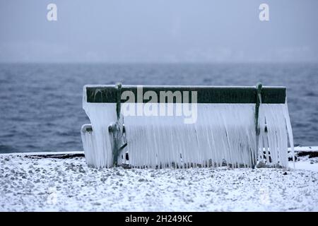 Das Vom Wind ans Ufer gepeitschte Wasser ließ Bänke, Einstiege und Geländer am Ufer des Attersees vereisen. - l'acqua schiacciata dal vento ha fatto le banche, Foto Stock