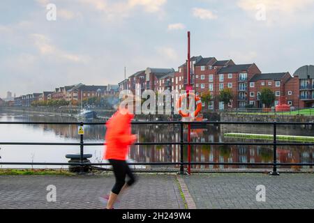 Riversway Docklands, Riverside Navigation Way Preston, Lancashire. Meteo Regno Unito. I cieli si schiarirono sul Lancashire per essere sostituiti da un'esplosione di aria fredda proveniente dal nord dell'Artico. Navigazione Way, Riversway Docklands Preston. Credit: MediaWorldImages/AlamyLiveNews Foto Stock