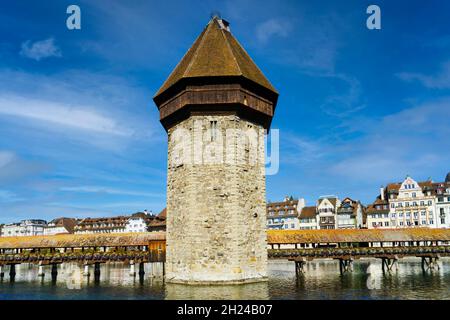 Vista sul Kapellbrücke, un ponte medievale del XIV secolo e torre nella città svizzera di Lucerna. È il più antico ponte medievale sopravvissuto d'Europa. Foto Stock