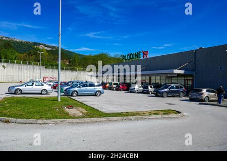 Auto parcheggiate fuori Plodine, supermercato croato vicino all'antica città collinare di Buzet, Istria, Croazia Foto Stock