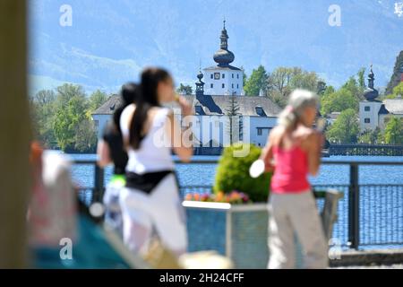 Viele Menschen auf der Esplanade a Gmunden am Muttertag bei Sonnenschein, Österreich, Europa - un sacco di persone sulla spianata a Gmunden su Madre Foto Stock