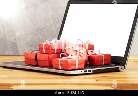 Foto ravvicinata di più confezioni regalo sul laptop. Amore, dono e concetto del presente. Amore, dono e concetto del presente. Foto Stock