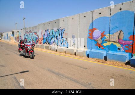 Lastre di cemento al confine tra Israele e Libano muro di separazione con graffiti vicino all'insediamento di Shtula sul lato israeliano Foto Stock