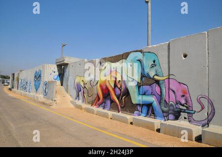 Lastre di cemento al confine tra Israele e Libano muro di separazione con graffiti vicino all'insediamento di Shtula sul lato israeliano Foto Stock