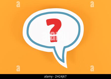Fumetto bianco con punto interrogativo su sfondo giallo Foto Stock