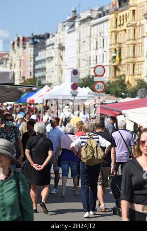 Großer Flohmarkt jeden Samstag beim Naschmarkt a Wien, Österreich, Europa - Grande mercato delle pulci ogni Sabato al Naschmarkt a Vienna, Austria, EUR Foto Stock