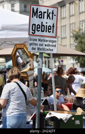 Großer Flohmarkt jeden Samstag beim Naschmarkt a Wien, Österreich, Europa - Grande mercato delle pulci ogni Sabato al Naschmarkt a Vienna, Austria, EUR Foto Stock