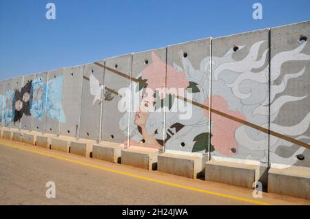 Lastre di cemento al confine tra Israele e Libano muro di separazione con graffiti vicino all'insediamento di Shtula sul lato israeliano Foto Stock